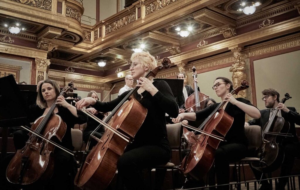 Cellistinnen und Cellisten von Philharmonic Generations Vienna bei einem Konzert im Goldenen Saal