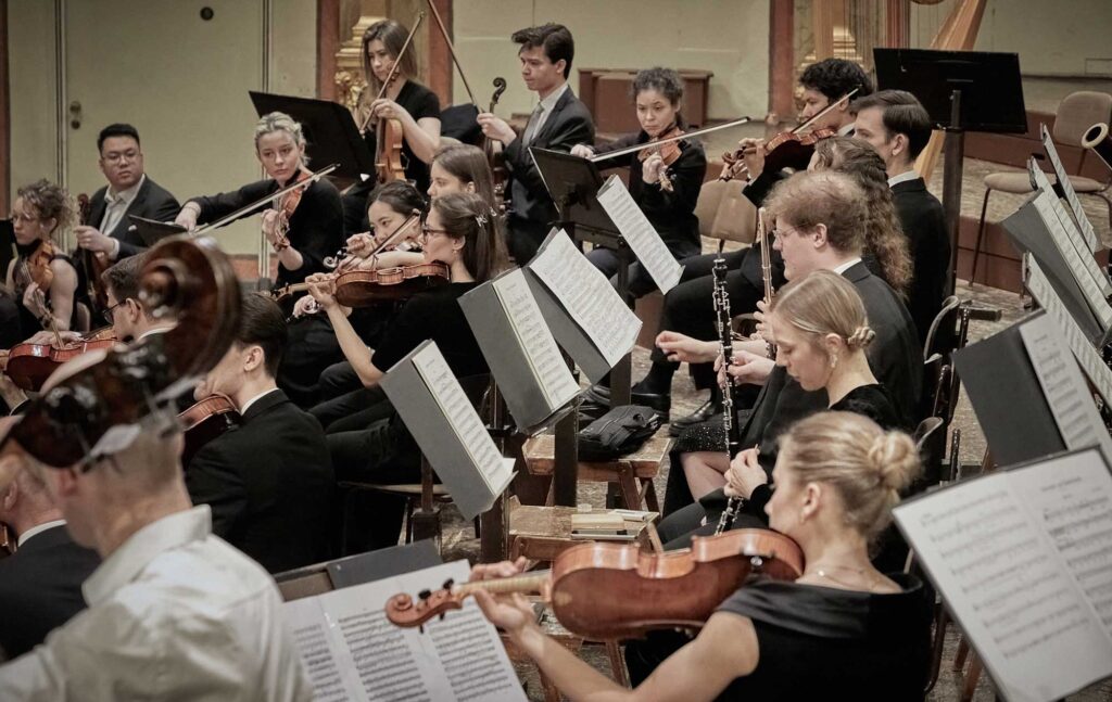 Sebastian Breit und junge Musiker:innen bei einer Probe von Philharmonic Generations Vienna