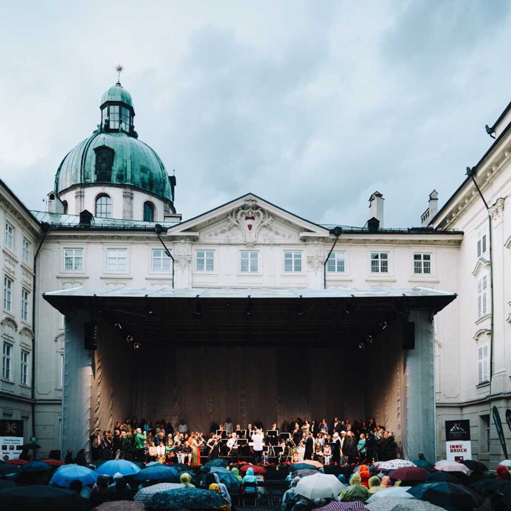 Philharmonic Generations Vienna bei den Innsbrucker Promenadenkonzerten 2025 im Hof der Kaiserlichen Hofburg